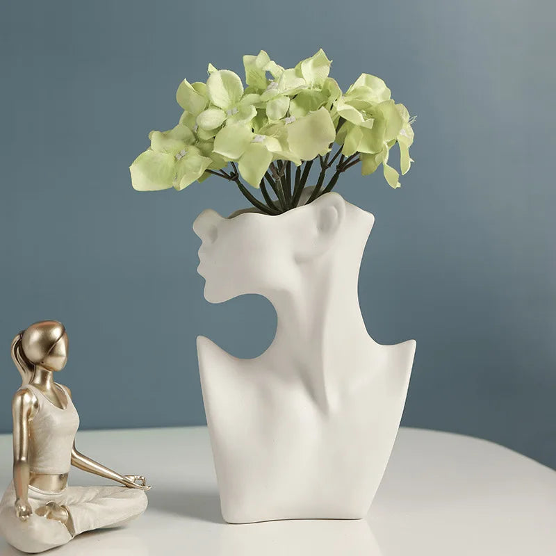 Skulpturale Keramikvase – Weibliche Silhouette