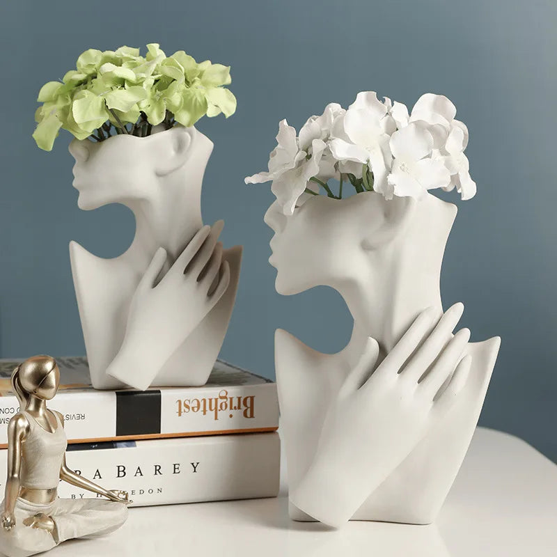 Skulpturale Keramikvase – Weibliche Silhouette