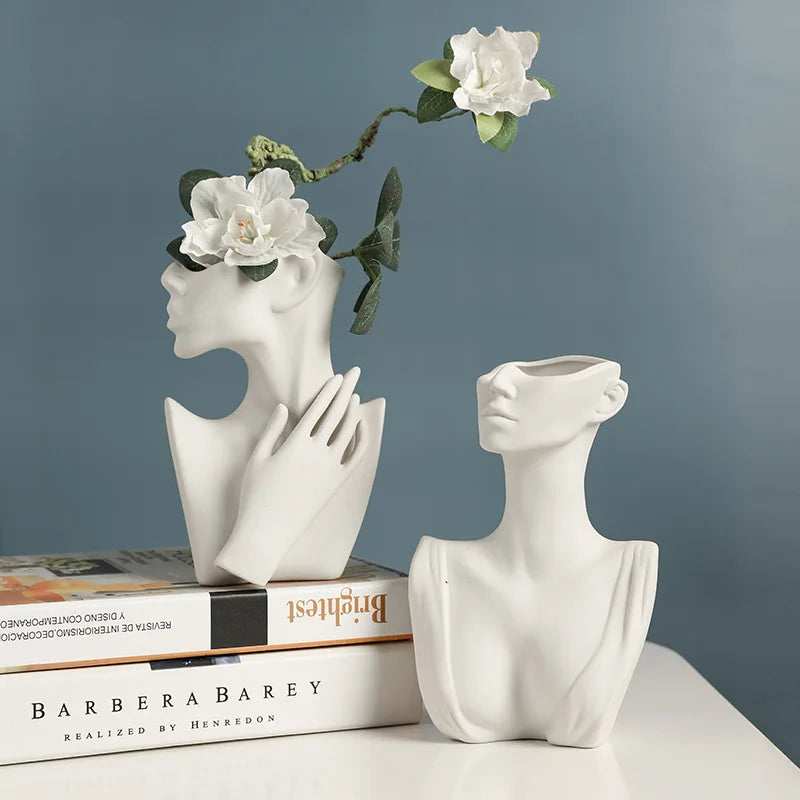 Skulpturale Keramikvase – Weibliche Silhouette