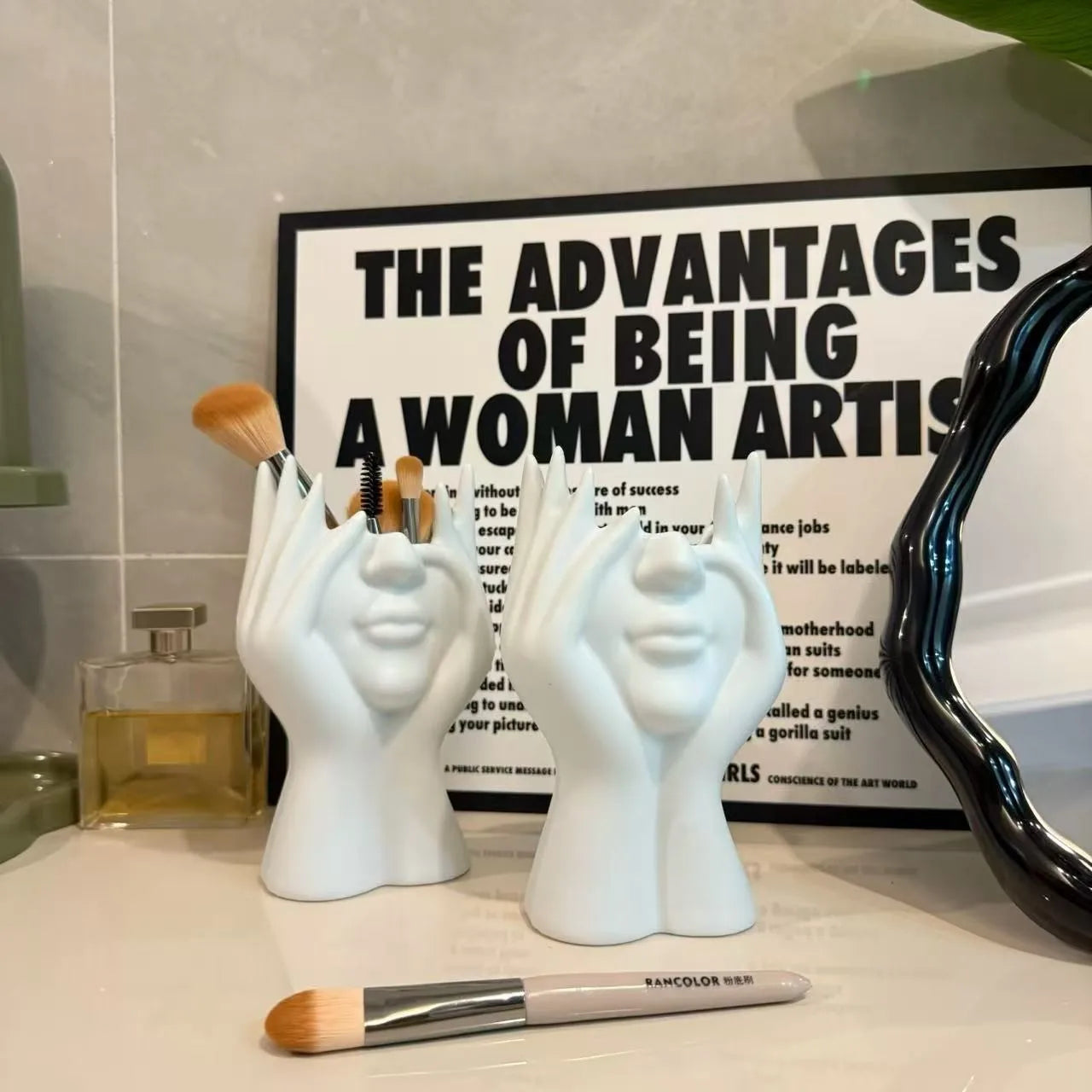 „Human Body Art“ Stifte- & Pinselhalter – Exklusiver, skulpturaler Organizer für deinen Schreibtisch oder Schminktisch.