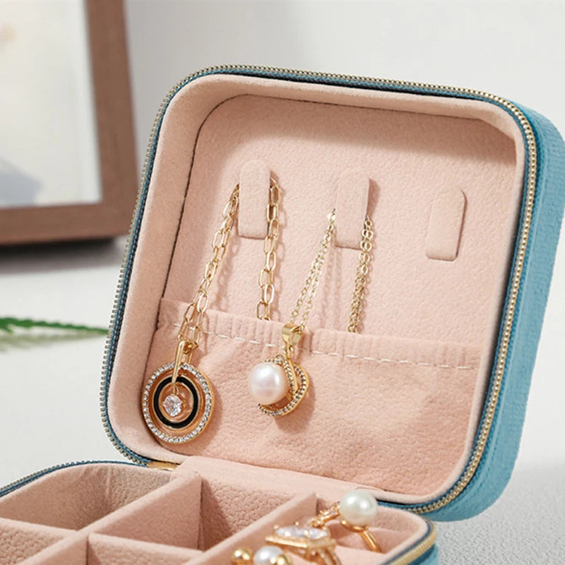 Elegant Velvet Jewelry Box – Compact & Stylish